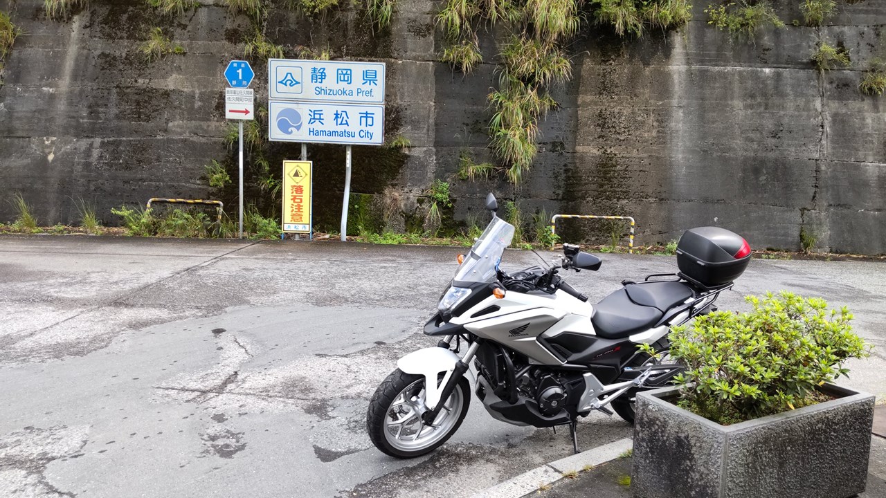 P-04　佐久間ダム堤頂を走る前