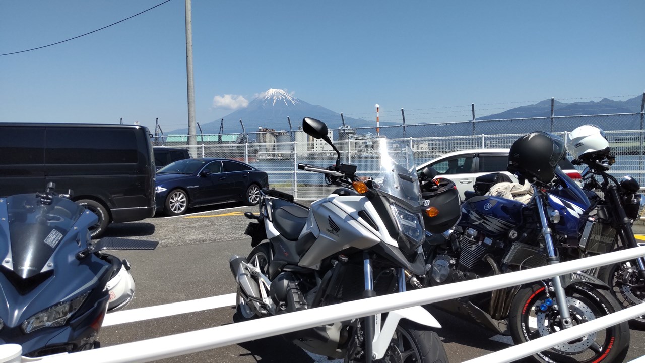 P-04 漁港のバイク置き場からも富士山!