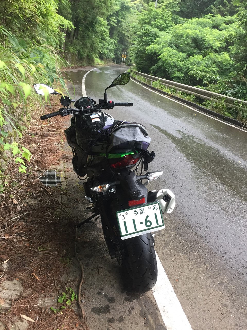 R52:脇道で雨宿り