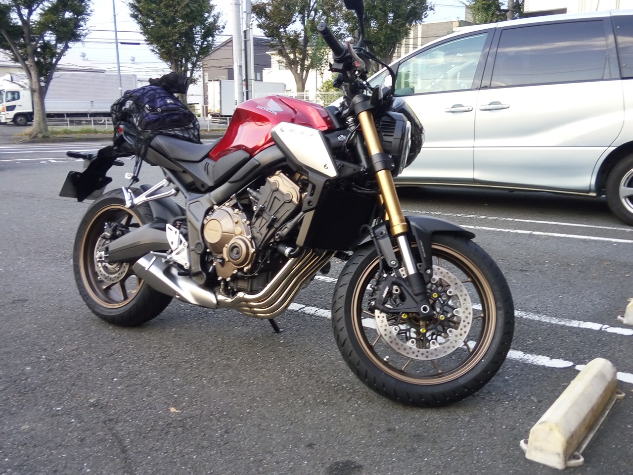 すき家のまえでInLine4のマフラーがきれい