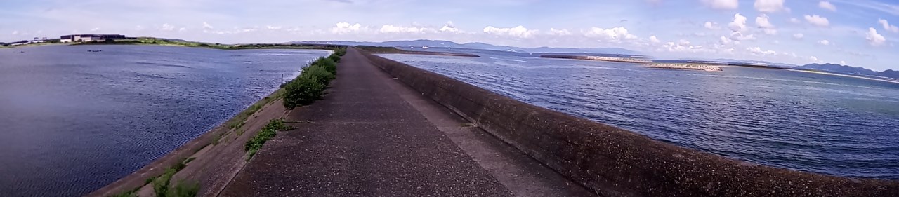 海中道路は続く