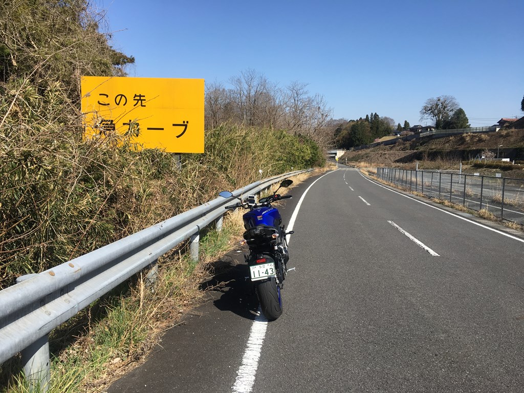 中央高速脇道、もと高速だった様子。