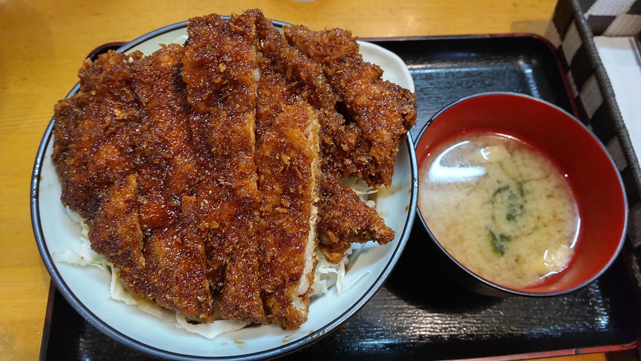 P-12　キッチンEAT で名物ソースとんかつ　満腹