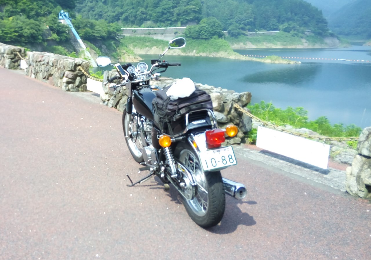浦山ダムのわきで