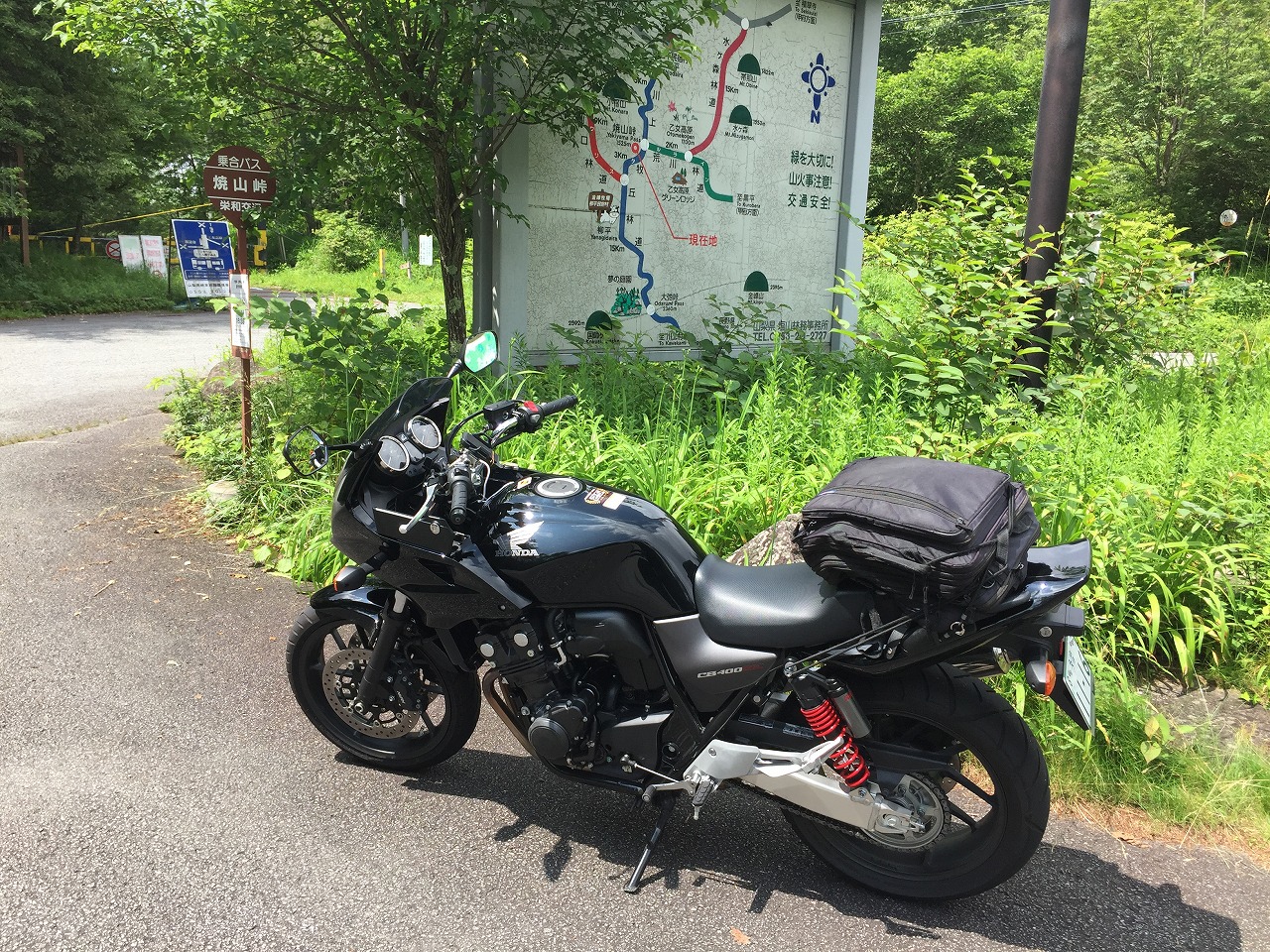 焼山峠　登山者用かバスも来ている