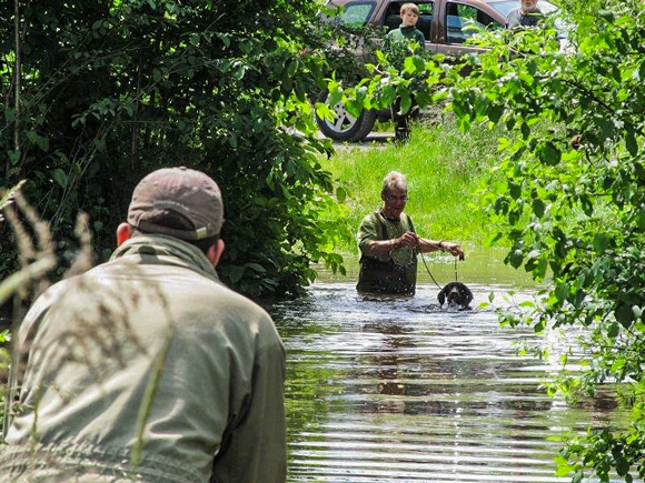 Auch bei Hochwasser und  körperlichem Einsatz bringt man jeden Hund zur Wasserpassion. 