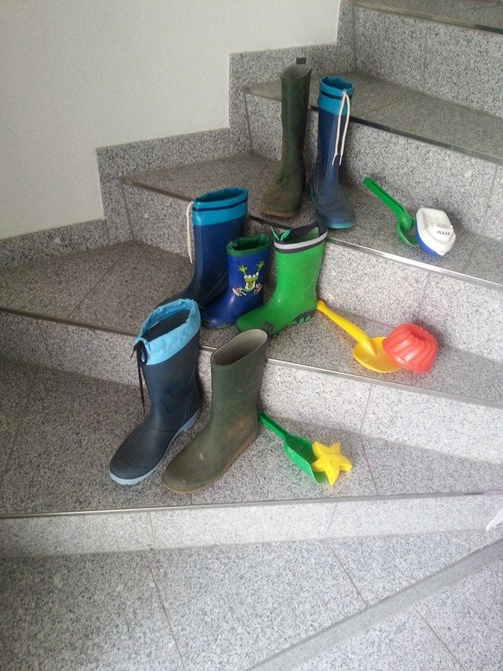 7Stiefel....im Treppenhaus...