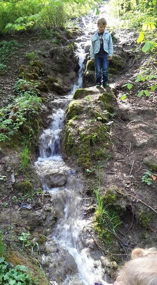 Der Bach. "Wasserfall". Idyllische Gegend. Ca 7 Laufminuten entfernt