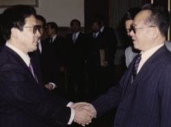 91年 全国政治協商委員会の谷牧副主席 と坂下