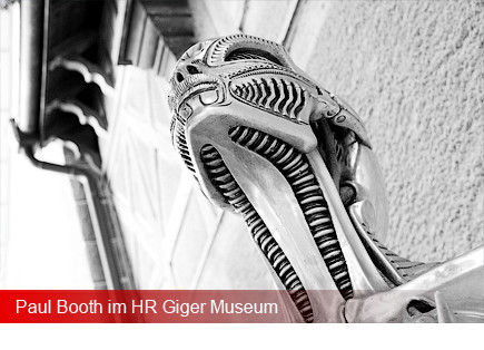 Paul Booth im HR Giger Museum