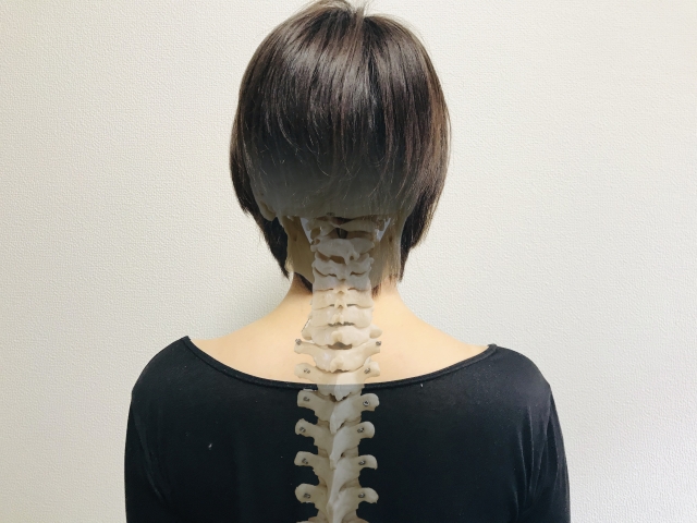 レントゲンで「異常なし」でも痛いのはなぜ？見過ごされる背骨の歪みと根本原因