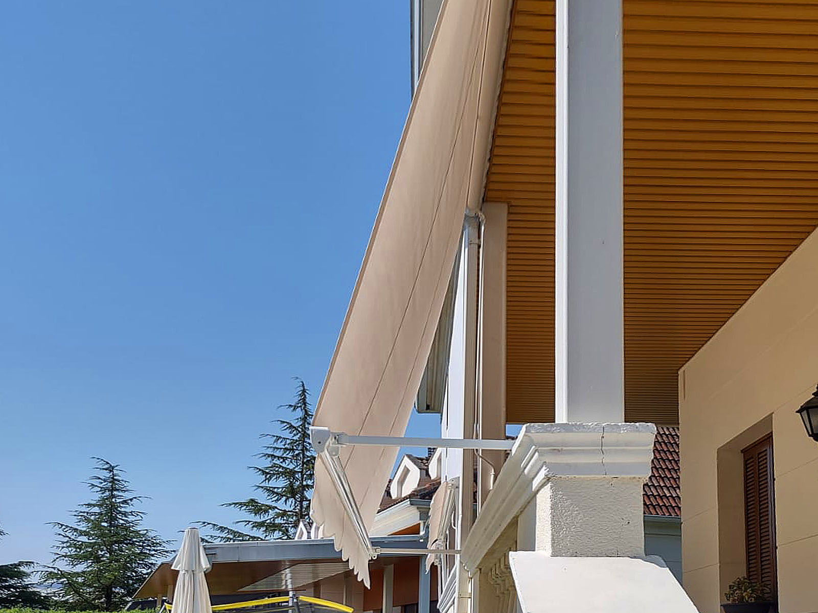 Toldo vertical stor en Pamplona