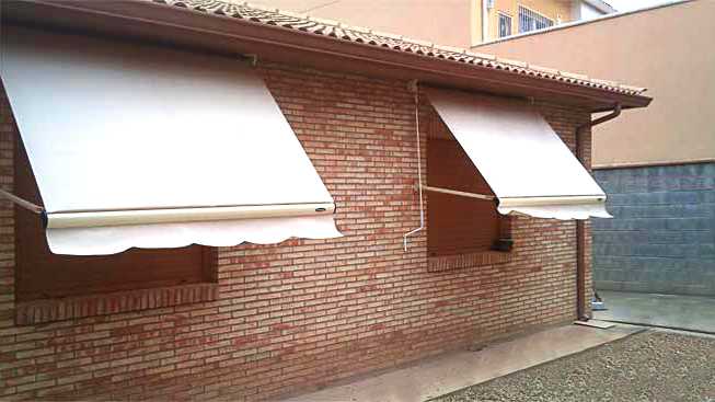 Toldos de punto recto y verticales para ventanas en Pamplona, Navarra