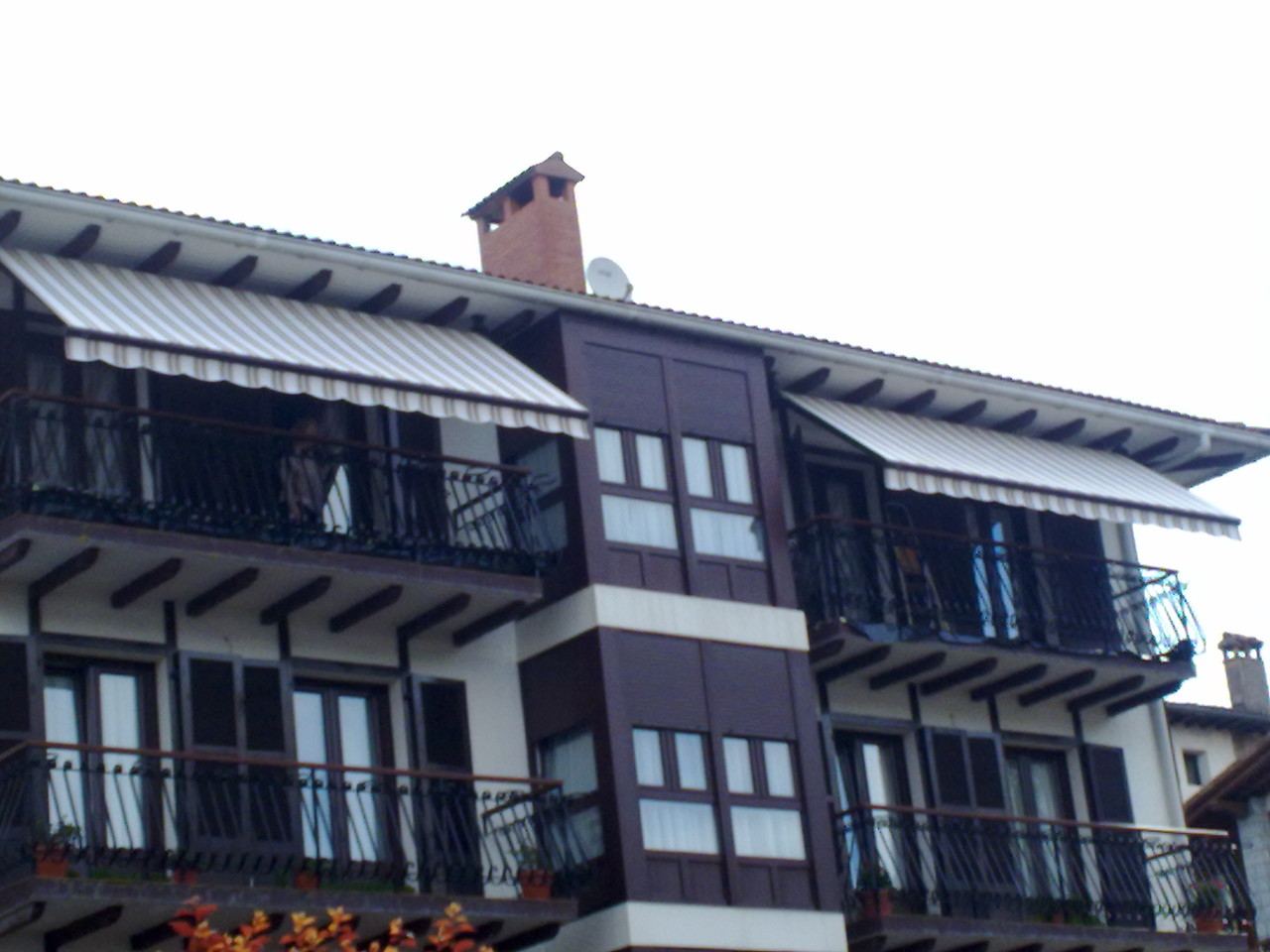 Instalación de toldos de balcón en Elizondo, Navarra