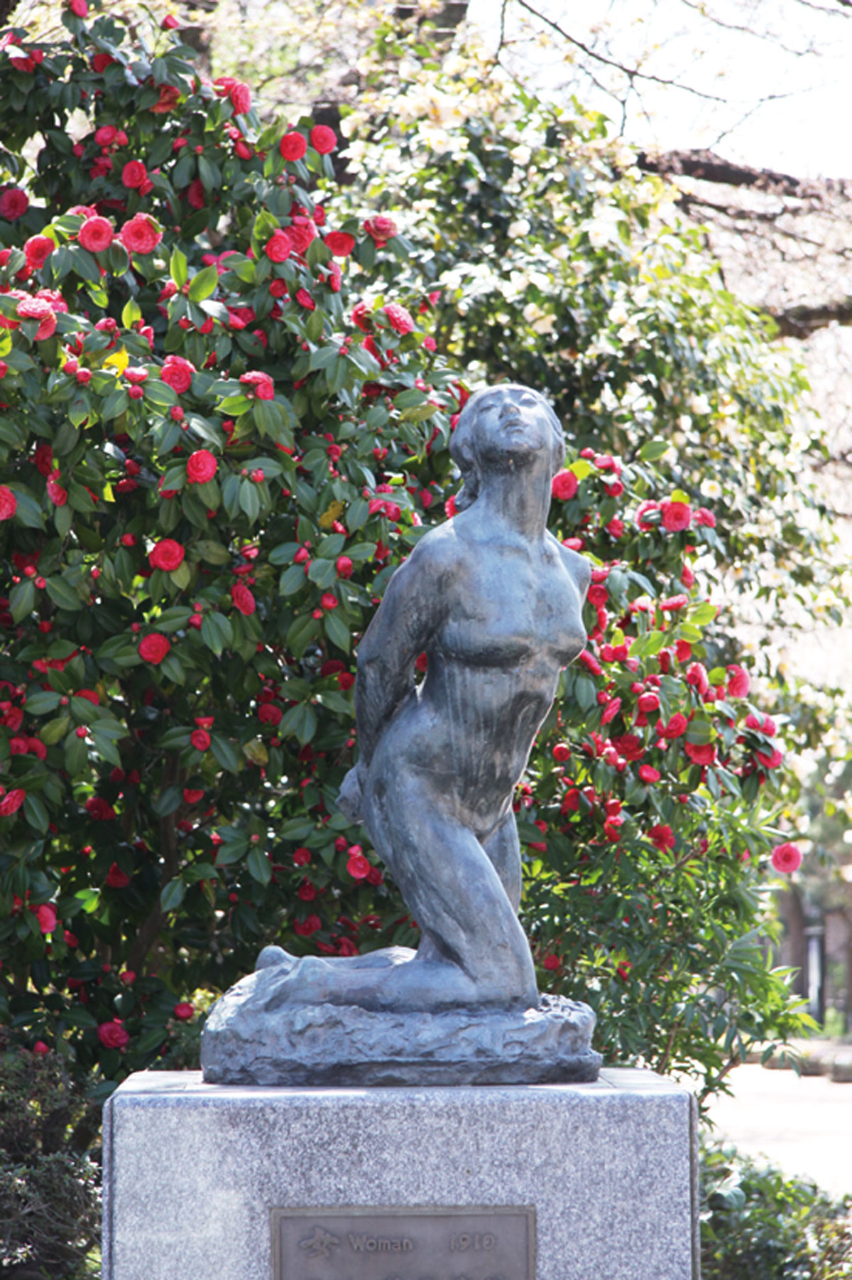 高岡銅器 ブロンズ像「街角」高さ33cm 美人像 女性 犬 洋風置物 M879 高岡銅器 ブロンズ像「街角」高さ33cm 美人像 女性 犬 洋風置物 M879