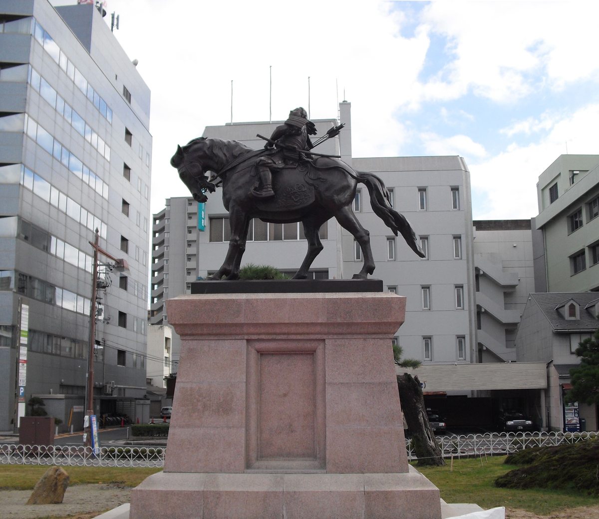 北条早雲公騎馬像 高岡銅器 般若純一郎 作 北条早雲公騎馬像 高岡銅器 般若純一郎 作 北条早雲公像 - 高岡銅像
