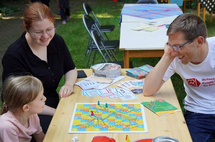 Spieletisch für Erwachsene und Kinder.