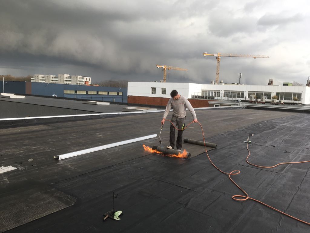 roofing dak vernieuwen magazijn van 2000m²