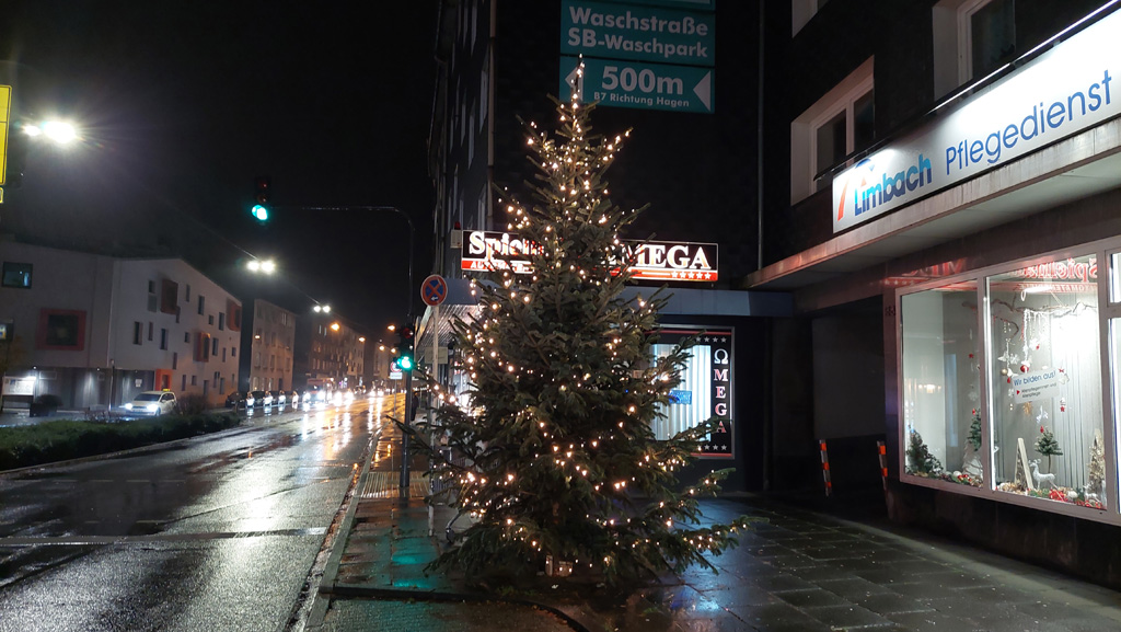 Heckinghauser Weihnachtsbaum erstrahlt in festlichem Glanz