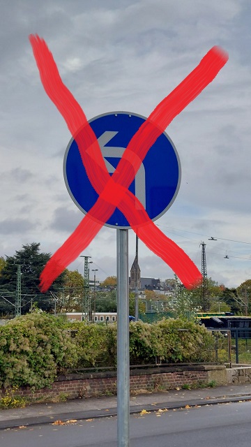 Rechtsabbiegen vom REWE-Parkplatz in die Widukindstr. wieder erlaubt.