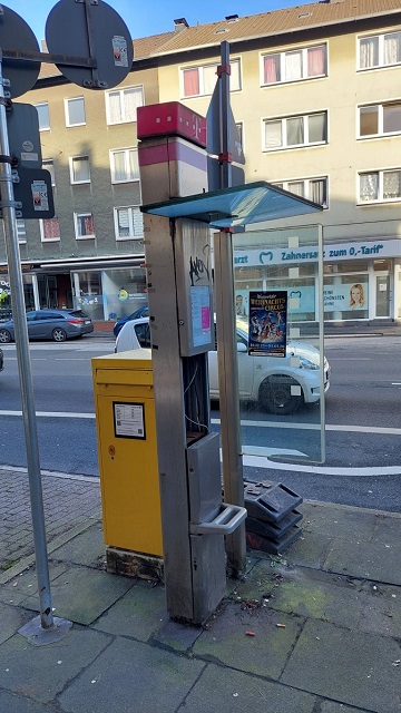 Nutzlose Telekomsäule steht immer noch