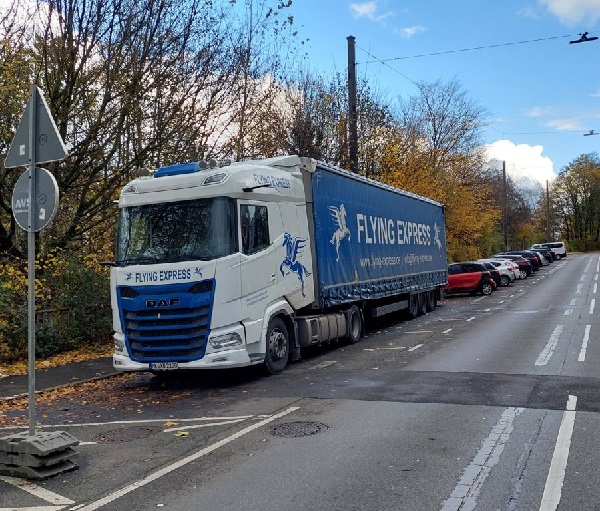 LKW blockieren Parkplätze