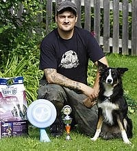 "Die Belohnung für Platz drei: Ein Pokal für Manuel Müller und ein Sack Futter für Bordercollie-Hündin "Ivy".  − F.: Koller