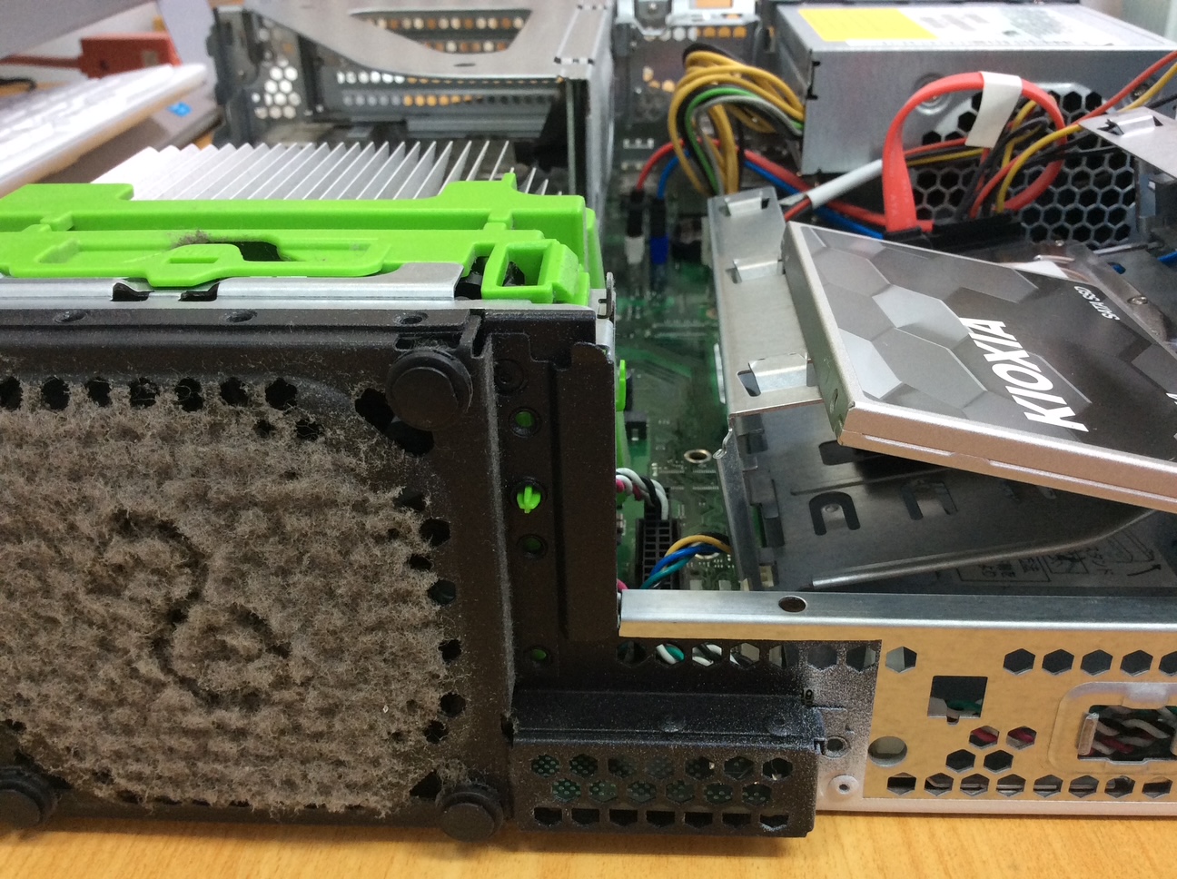 FMV D558/T【SSD換装と内部クリーニング】
