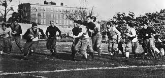 Paul Veeder corriendo la bola por la universidad de Yale