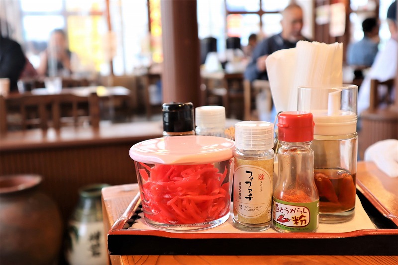 うちなんちゅでにぎわう「宮良そば」の店内