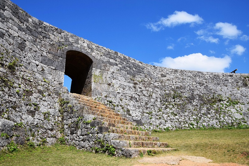 【2022年最新版】世界遺産・座喜味城跡（読谷村）沖縄最古の城門と絶景パノラマビューは必見。無料の駐車場情報更新