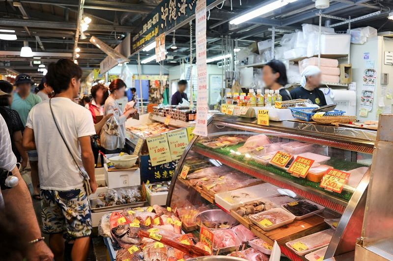 活気ある雰囲気も魅力の「泊いゆまち」。店員さんとの会話をぜひ楽しんでください！