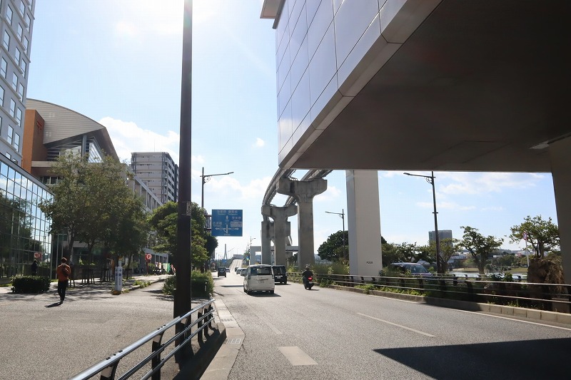 写真右上に見えるのがゆいレール壷川駅です