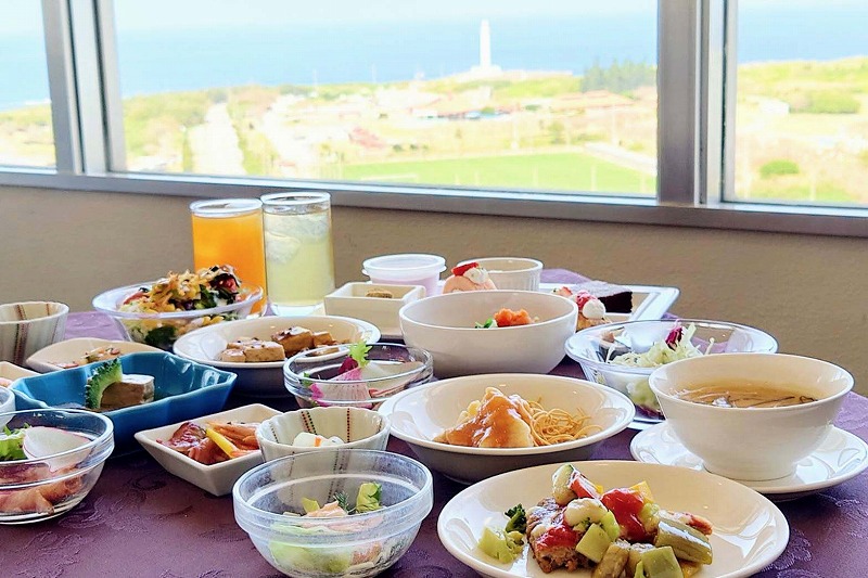 残波岬灯台を見下ろす絶景に感動！読谷「ロイヤルホテル沖縄残波岬」ランチブッフェがすごい 沖縄くるまーい