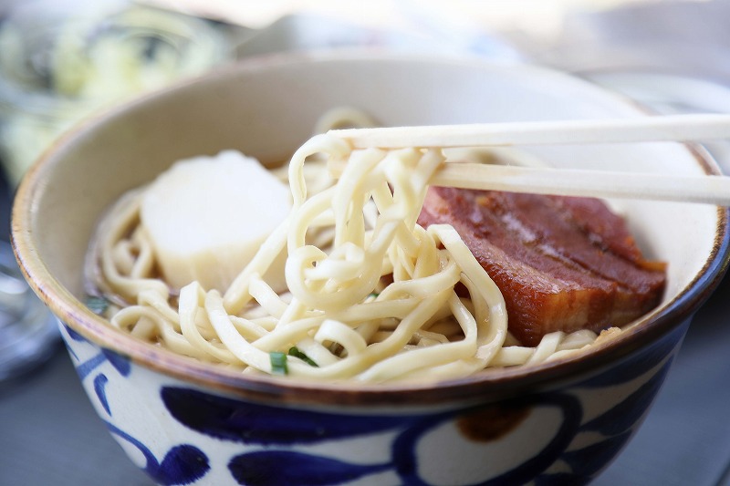 【絶景ランチ・名店】那覇市首里の人気沖縄そばの店「しむじょう」へ。有形文化財の古民家で味わう本格沖縄そばは迷ってでも＆並んででも食べたい一杯。駐車場情報・メニュー掲載あり