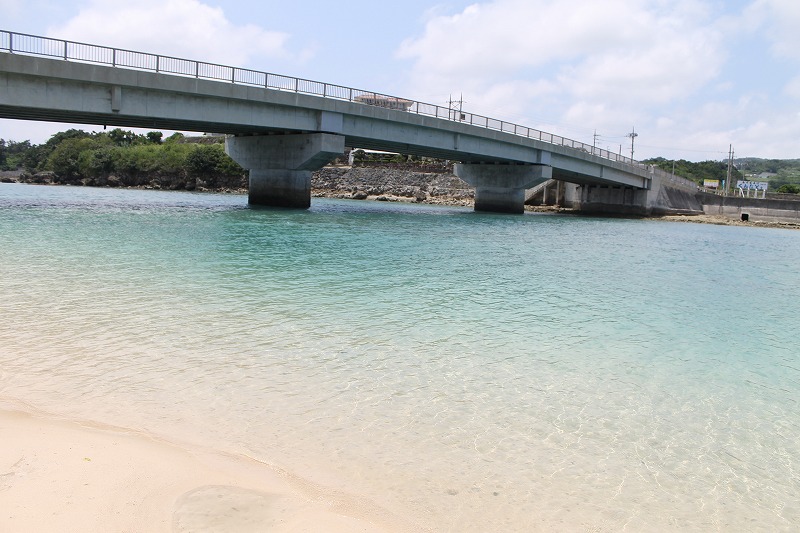 【車でおでかけ】沖縄・南部ドライブスポットの定番「奥武島」は天ぷらと猫と島時間が楽しめる。パワースポットや市場情報もあり。