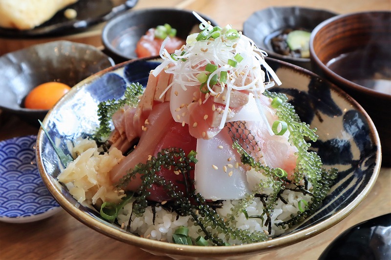 [Seafood Lunch] Naha City's "Imaiyu Tamashiro" - Enjoy three meals at once! You can enjoy a luxurious seafood bowl made with Okinawan fish.