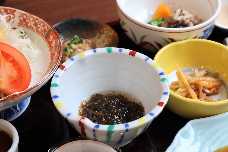 グリーンサラダ、沖縄もずくの酢の物、きんぴらごぼうなど
