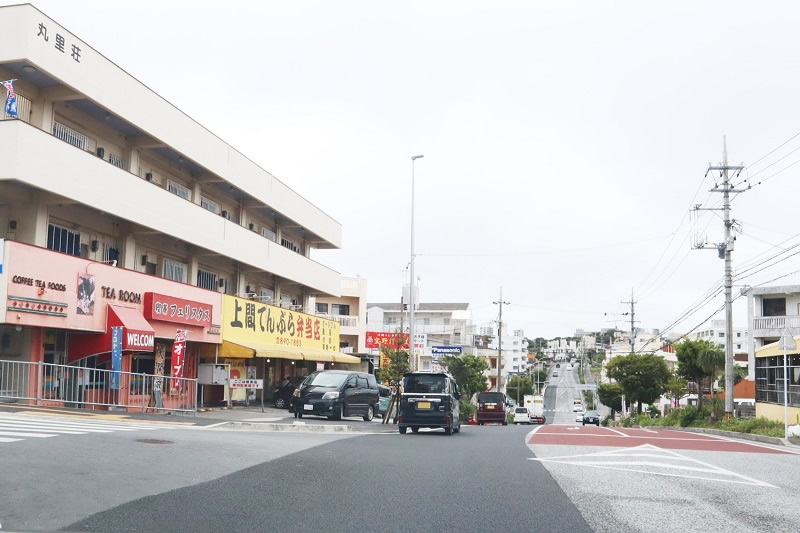 黄色い看板が目立つのですぐ分かるハズ