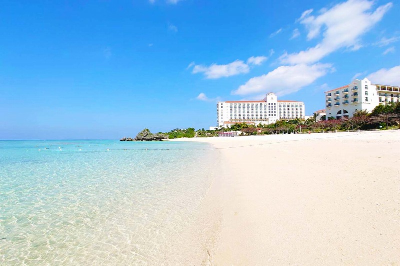 Nirai Beach (Yomitan Village) is a beautiful beach that can be used even by those who are not staying at Hotel Nikko Alivila.