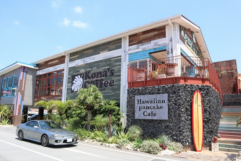 [Chatan Cafe & Lunch] Enjoy a filling Hawaiian lunch at "Kona's Coffee American Village" in Mihama Chatan, Okinawa. The pancakes are exquisite♪