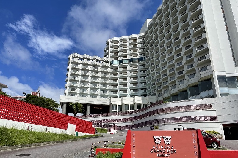 【宿泊記】沖縄市「オキナワグランメールリゾート」丘の上に建つ老舗ホテルは海もないのに楽しめるのか？検証レポ
