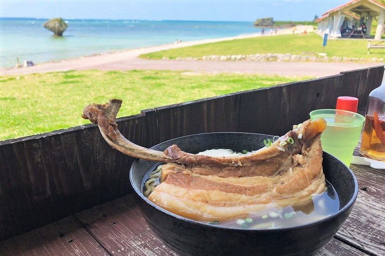 【読谷村の絶景ランチスポット】海前でいただく贅沢！「おきなわポークビレッジ（ミートハウス）」沖縄のブランド豚直営店が作った巨大三昧肉の沖縄そば