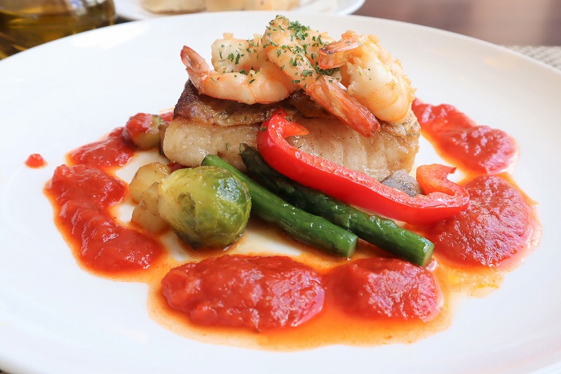 [Ginowan Hotel Lunch] Enjoy authentic grilled dishes and sweets while looking out at the green garden at Moon Ocean Ginowan Hotel & Residence in Ginowan