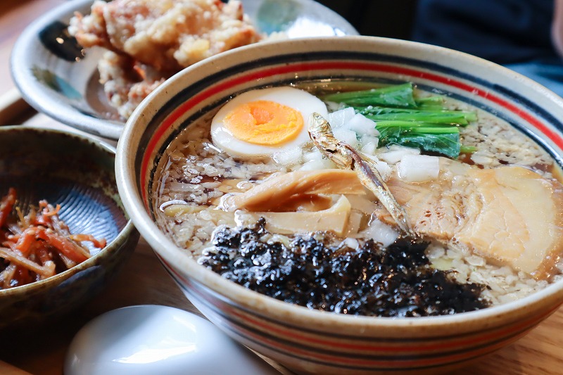 【宜野湾ラーメン】進化系煮干しラーメン専門店「ラブメン本店」が旨い！大ボリュームのセットメニューを食べてみた