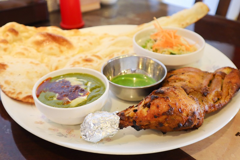 [Chatan Lunch] The cheese naan and giant tandoori chicken at the popular curry restaurant "Kasthamandap" are must-try dishes. Welcome to the rich world of Nepal