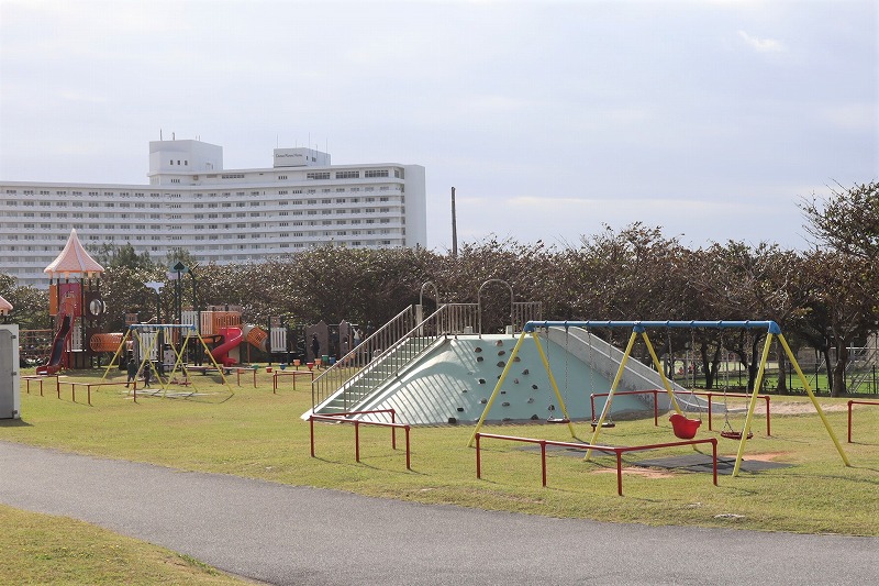 【赤ちゃん向け公園】沖縄・読谷村「残波岬公園」は赤ちゃん専用の遊び場あり、動物のエサやり体験もできて子連れの味方。駐車場情報あり