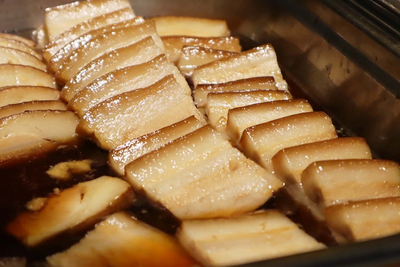 沖縄らしい三枚肉の煮付けは皮が付いたまま提供されます
