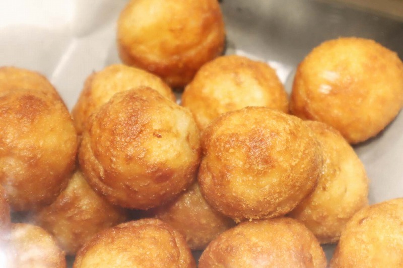 こちらはタコ焼き。揚げ焼きのような見た目なので銀だこ風?