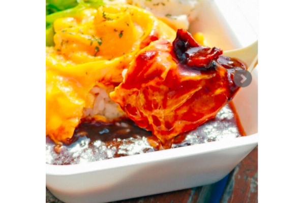 <div style=" font-size:10px; font-weight:bold;">kitchencar pino<br />ふわとろのオムライス。デミグラスソース とトマトソースからお選びできます。トッピングにチーズ、ハンバーグもお選びできます。</div>